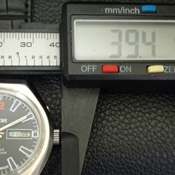 Vintage 1978 Ricoh Automatic Mens Silver Watch W/daydate & Red accents - Picture 7 of 10